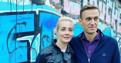 Жену Навального задержали на митинге и поместили в автозак