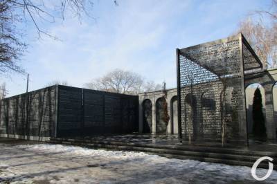 В Одессе вандалы снова «потрудились» над Мемориальной стеной в Преображенском парке (фото)