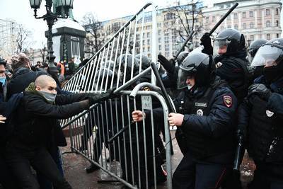На Пушкинской площади начались провокации против полиции