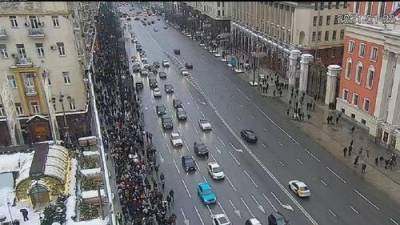 Участники незаконной акции в Москве блокируют движение транспорта