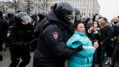 Московские протестующие устраивают драки и кидаются бутылками