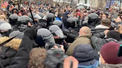 Участники акции протеста в Москве устроили драки с полицией