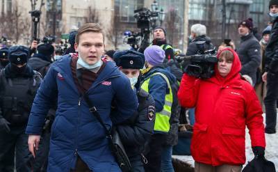 Корреспондент РИА Новости пострадала на незаконной акции в Москве