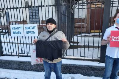 В Киеве к посольству РФ принесли трусы для Путина