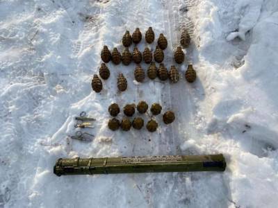 В Станице Луганской полиция вскрыла тайник с ручными гранатами