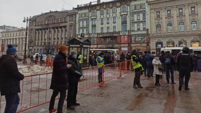 Участники несанкционированного митинга в Петербурге расходятся по домам