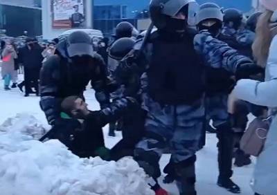 На площади Победы полиция задерживает и избивает протестующих