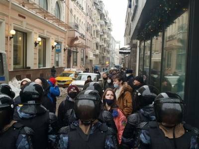 В Москве начались задержания протестующих близ комплекса зданий ФСБ