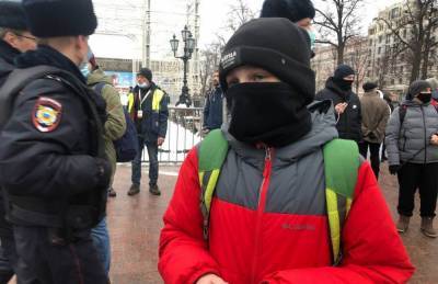 «Не трогайте ребёнка!»: в сеть попало видео с задержанием на митинге в Москве 14-летнего школьника