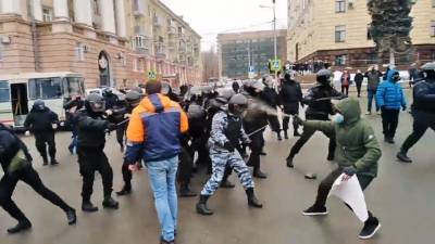 Участники несанкционированной акции в Липецке закидали полицию льдом