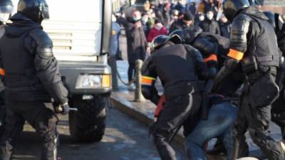 В Сети появилось видео с нападением митингующего на полицейского во Владивостоке