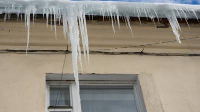 В Саратове школьник погиб после обрушения льда с крыши жилого дома