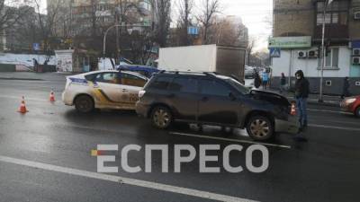 В Киеве Peugeot на светофоре протаранил Mitsubishi, на улице Гетьмана образовалась огромная пробка