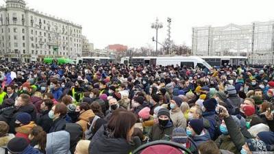 1090 человек задержаны на акциях протеста, 40 тысяч вышли на улицы только в Москве и сейчас толпа скандирует:«Свободу»