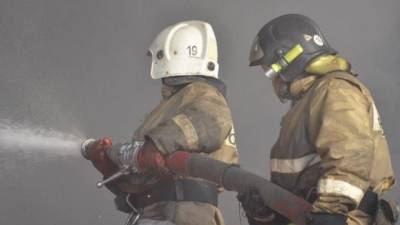 Пожарные потушили загоревшийся магазин автозапчастей в Ставрополе