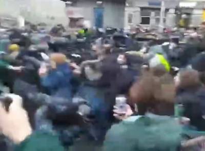 В центре Москвы произошло побоище ОМОНовцев с протестующими