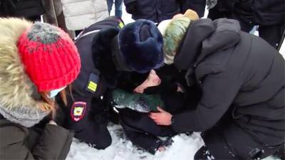 Полицейские оказали первую помощь мужчине на несогласованной акции в Красноярске