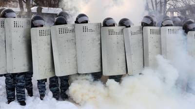В Екатеринбурге участники незаконной акции закидали силовиков дымовыми шашками