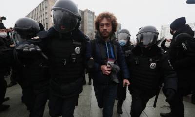 Правозащитники сообщили о более тысячи задержанных на акциях в России