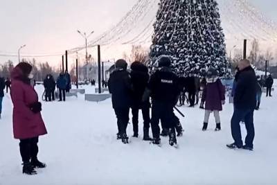 Корреспондента «МК» задержали во время массовой акции в Петрозаводске