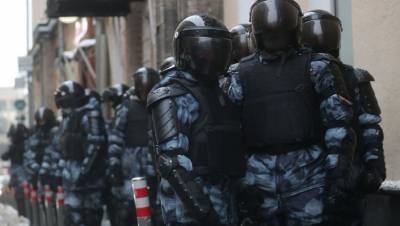 Провокаторы на незаконной акции в Москве начали потасовки с полицией