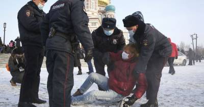 На митингах в поддержку Навального в России задержали уже более тысячи человек