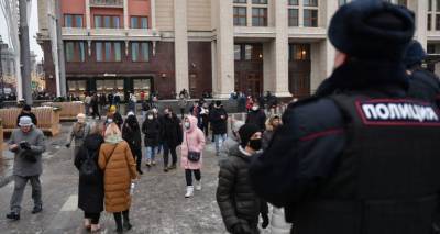 Несанкционированная акция в Москве: в полицейских полетели снежки и бутылки