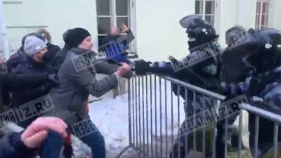 Протестующий швырнул ограждение в силовика на незаконной акции в Москве