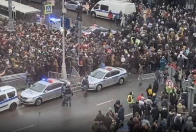 В Москве прорвали заграждение силовиков: видео