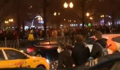 В Москве протестующие атаковали силовиков