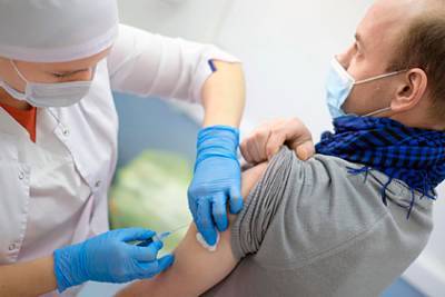 Ученый рассказал о смысле прививаться сразу двумя вакцинами от коронавируса