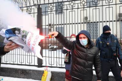 Возле посольства России: в Киеве на акции за Навального произошли столкновения