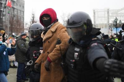 Участники несанкционированной акции в Москве устроили драки с полицейскими
