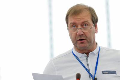 Называл "извращенцами" и "педиками": литовского депутата исключили из группы Европарламента