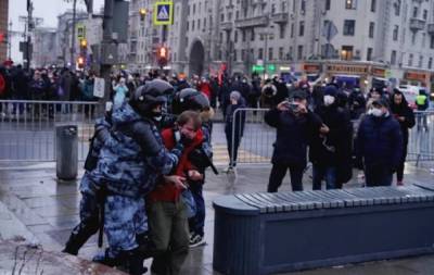 Разбитые головы и окровавленные лица: в Москве силовики избивают активистов – фото, видео 18+