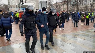 В Москве и Петербурге проходят задержания на акциях за Навального