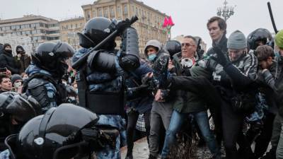Заблокированные машины: москвичей просят не ездить в центр