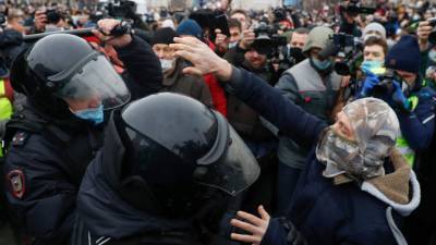 Участников несогласованной акции вытеснили с Пушкинской площади