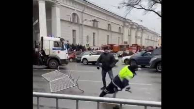 Участник несанкционированной акции напал на полицейского в Петербурге. Видео