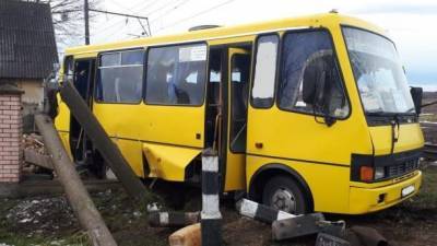 На Львовщине электричка столкнулась на переезде с маршруткой, погиб пассажир