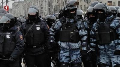 Полицейский пострадал на незаконной акции в Москве — видео
