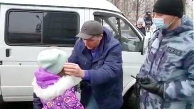 Росгвардейцы помогли найти потерявшегося на незаконном митинге ребенка в Москве