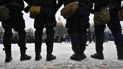 Полицейский помог слепой женщине на незаконной акции в Петербурге