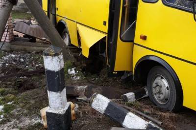Во Львовской области поезд протаранил автобус на переезде, один человек погиб