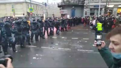 В Москве на несанкционированной акции сторонники Навального устроили столкновения с полицией