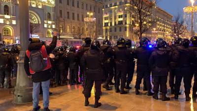 ОМОН оттесняет людей с Пушкинской площади