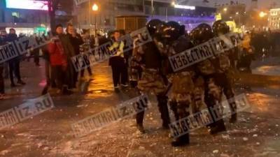 Участники незаконной акции закидали силовиков снежками в Москве — видео