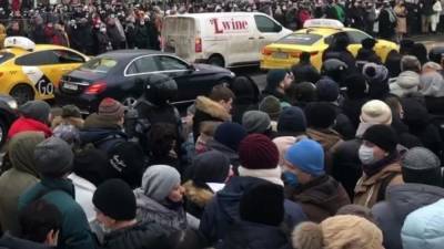 Фрик забрался на памятник и показал гениталии во время митинга в Краснодаре