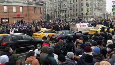 Участники незаконного митинга пытаются спровоцировать полицию в Москве