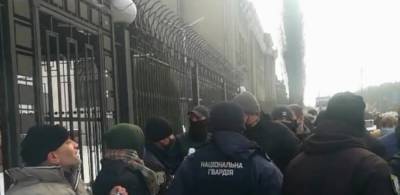 Киев колотит: под посольством России произошли столкновения